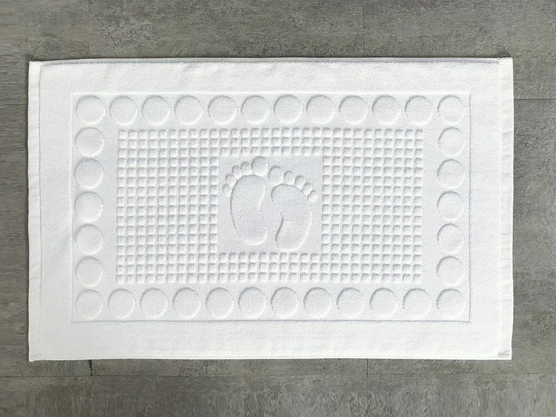 Serviette de sol d'hotel blanche pieds