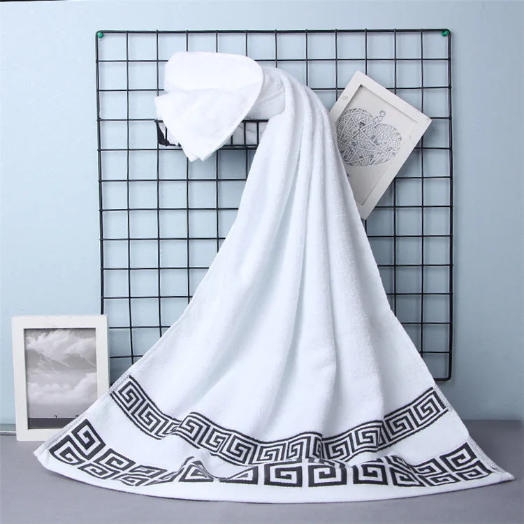 Serviettes de bain d'hôtel brodées blanche